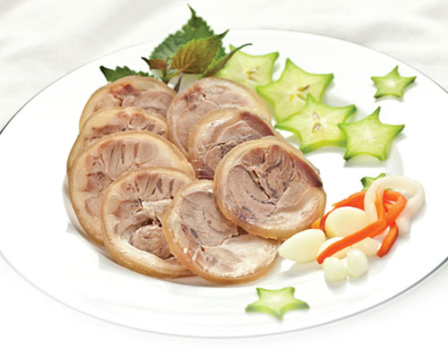 4 bước luộc móng giò nguyên chiếc thơm ngon, đẹp mắt