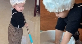 Bé trai 2 tuổi "gây sốt" trên MXH vì làm việc nhà giúp mẹ vô cùng điêu luyện