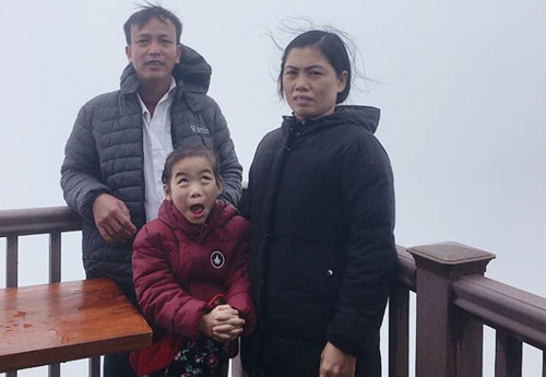 Cô bé "gây sốt" trên MXH vì có biểu cảm "chẳng giống ai" khi chụp ảnh đi du lịch cùng gia đình