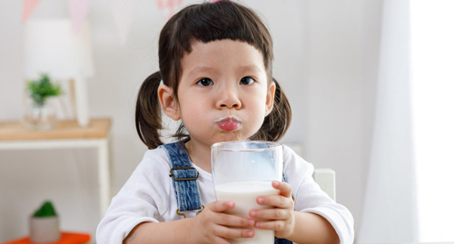 Sữa giàu dinh dưỡng, nhưng uống theo cách sai lầm này có nguy cơ khiến con bạn 'lùn tịt', chậm lớn