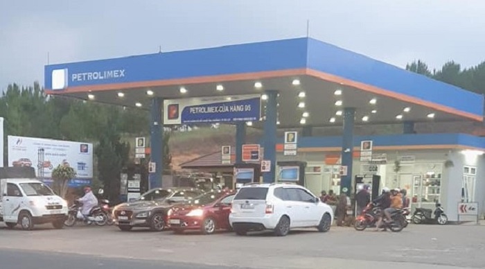 Nhiều người dân tại TP. Đà Lạt, tỉnh Lâm Đồng cũng tranh thủ mua xăng dầu 