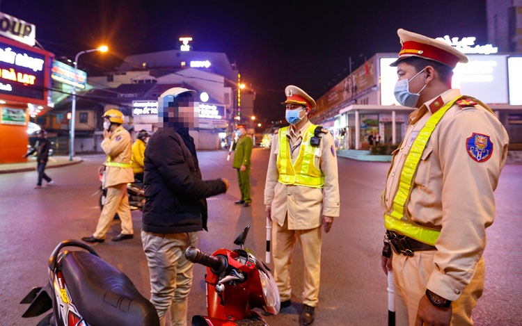 Lâm Đồng: Phạt nhiều người không đeo khẩu trang, tung tin sai sự thật về Covid-19 