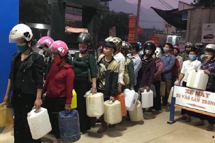 Covid-19: Người dân Tây Nguyên xếp hàng mua xăng dầu tích trữ, do tin đồn nhảm cửa hàng xăng dầu đóng cửa