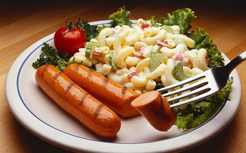 Mua xúc xích chỉ cần nhìn 1 dòng chữ này trên vỏ là có thể biết đâu là gói an toàn