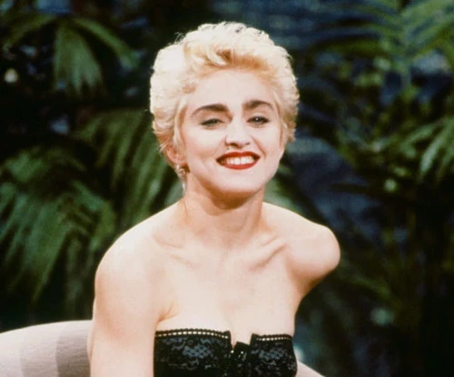 Năm 1987, Madonna đảm nhận vai chính và hát ca khúc chủ đề phim Who's That Girl. Trong tác phẩm, "Nữ hoàng nhạc pop" đóng vai Nikki Finn - cô gái trẻ vô tư, thường mặc áo khoác da với váy, bờ môi đỏ và tóc bob màu bạch kim cùng với giọng nói cao vút. Ngoại hình của Madonna khi đó làm khán giả liên tưởng tới huyền thoại Marilyn Monroe.