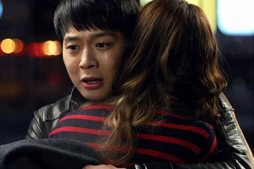 Rớt nước mắt khi biết lý do đêm nào ngủ vợ cũng ôm gối khóc thổn thức