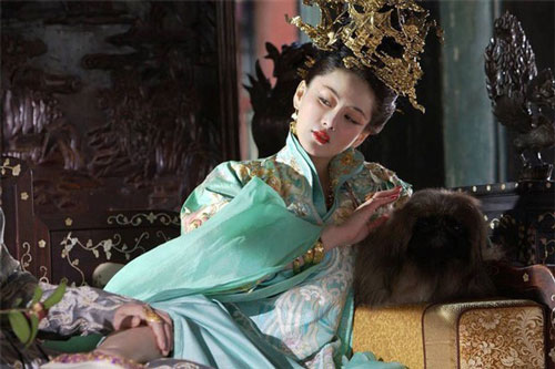 Hoàng hậu "phóng túng", công khai quyến rũ bạn chồng