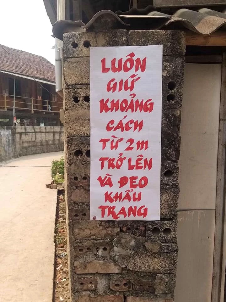 Luôn giữ khoảng cách từ 2m trở lên và luôn đeo khẩu trang.