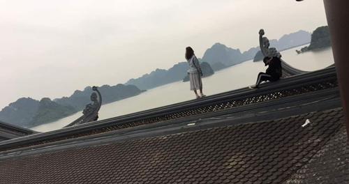 Cặp đôi bất chấp, trèo lên nóc ngôi chùa để "sống ảo"