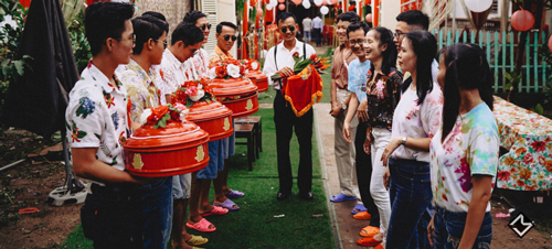 Hội bạn thân "lầy lội" diện đồ của cha mẹ, đi dép tổ ong bưng tráp trong đám cưới "không đụng hàng"