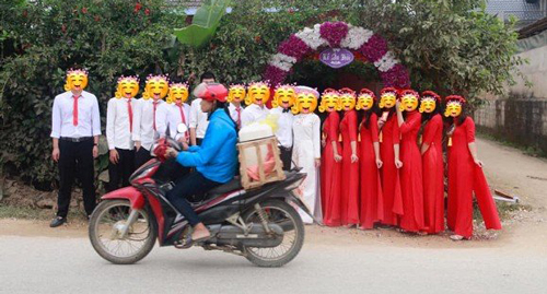 Mải mê tạo dáng, đến khi nhận được bộ ảnh cưới của thợ chụp thì cô dâu, chú rể mới giận "tím mặt"