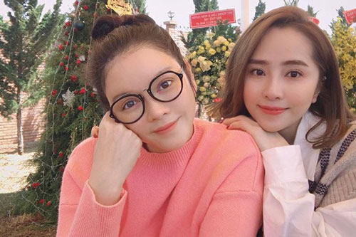 Chẳng cần nhờ đến makeup, Lý Nhã Kỳ dù hơn Quỳnh Nga 6 tuổi nhưng vẫn chẳng ai nhận ra