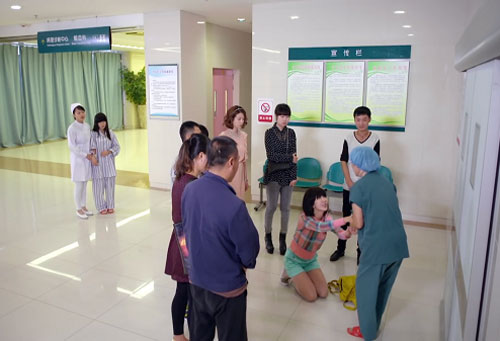 4 năm làm dâu không 1 lần đến hỏi thăm mẹ chồng, vậy mà khi mẹ tôi nguy kịch trong phòng phẫu thuật, chị dâu lại cầu xin bác sĩ 1 việc khiến cả gia đình tôi bất ngờ