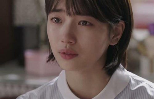 Ngày lấy chồng, mẹ người yêu cũ bước đến nói 3 từ khiến tôi "quỵ ngã"