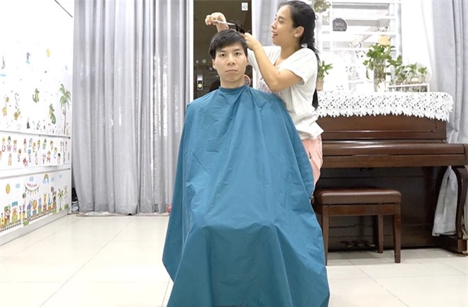 Chia sẻ hài hước của Quốc Nghiệp khi được vợ tự tay cắt tóc ngay tại nhà - Ảnh 10.