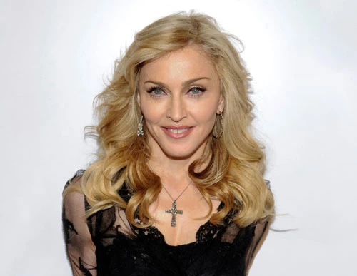 Chia sẻ với tờ Marie Claire vào tháng 9/2012, Madonna cho biết bí quyết làm đẹp của bà là duy trì từ bên trong chứ không chỉ chăm chút làn da bên ngoài. "Nữ hoàng nhạc pop" chủ động việc tiếp oxy cho da, rửa mặt với nước lạnh mỗi sáng, sử dụng mỹ phẩm nguồn gốc tự nhiên, không make-up quá nhiều để tránh tình trạng lỗ chân lông bị tắc nghẽn...