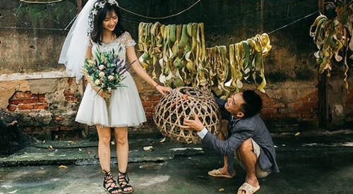 Cặp đôi đi dép tổ ong, mặc áo "cái bang" tạo dáng chụp ảnh cưới rất "bá đạo"