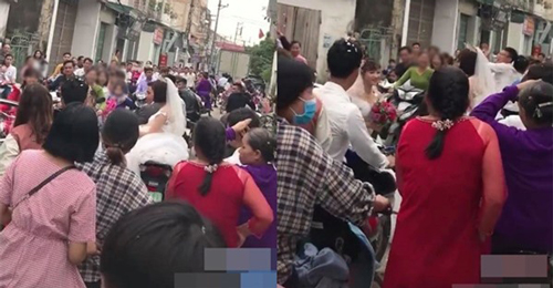 Vô tình gặp nhau trên đường, 2 cô dâu bất ngờ xuống xe rồi làm hành động lạ khiến quan khách "ngớ người"