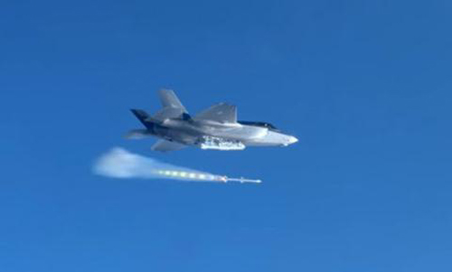 Sự thật tiêm kích F-35 có khả năng "nằm ngửa" khai hỏa