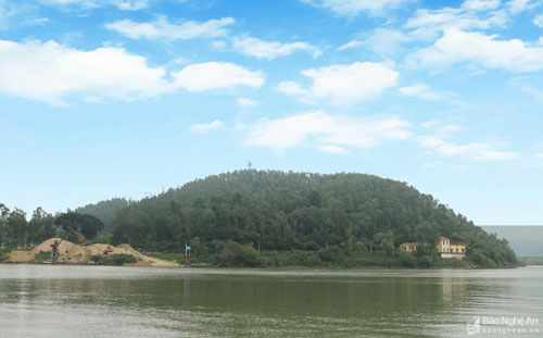 Độc đáo những “tảng đá khắc chữ cổ” trên núi Đồn ở Nghệ An