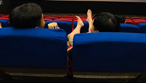 Thản nhiên gác cả 2 chân lên ghế trong rạp phim, người đàn ông nhận cái kết "đắng ngắt"