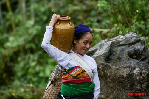 Đồng bào người dân tộc Thái ở huyện Bá Thước trước đây có một thứ men say nức tiếng, đó chính là rượu cần. Ngày lễ, Tết, họ thường quây quần bên nhau bên ché rượu cần rồi thưởng thức những điệu xòe, điệu múa. Nét văn hóa ẩm thực đặc sắc ấy vẫn được gìn giữ mãi đến tận bây giờ.