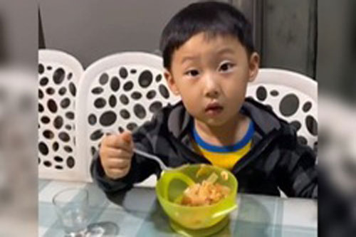 Người vợ gọi chồng là "cục cưng" đầy yêu thương, con trai nghe thấy bỗng "sững sờ" rồi hét lên: "Con mới là cục cưng chứ"