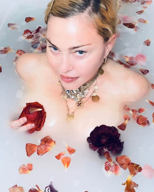 Mới đây, hình ảnh nude táo bạo trong bồn tắm của giọng ca Like A Virgin khiến dân mạng chú ý, Madonna được cho là sử dụng chất làm đầy để giữ làn da luôn mịn màng và căng bóng.