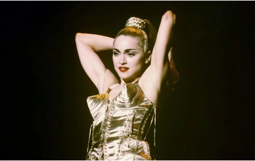 "Diện bộ nội y hình nón độc đáo, đôi môi đỏ và mái tóc đuôi ngựa đã giúp nữ ca sĩ trở nên tự nhiên và hình ảnh thậm chí còn quyến rũ hơn bao giờ hết", tờ báo Anh bình luận về diện mạo Madonna đầu thập niên 90.