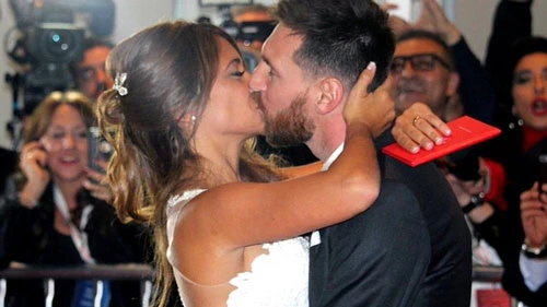 Nụ hôn Messi dành cho Antonella trong ngày "lên xe hoa".