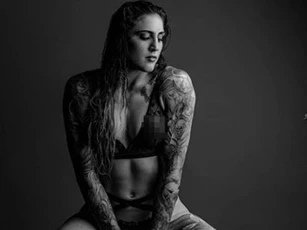 Hết hồn kiều nữ “xăm trổ hổ báo” nhất UFC mặc đồ "lộ liễu thấy hết"