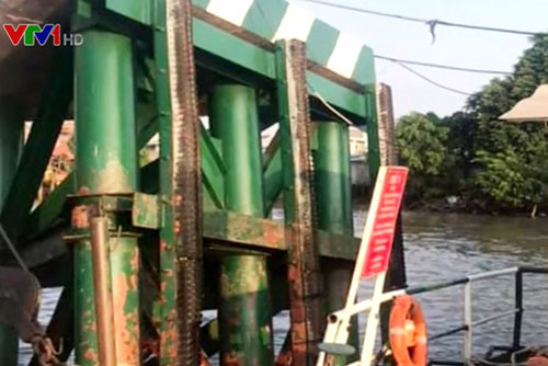 Tàu chở gần 200 container đâm vào cầu phao phà Cát Lái