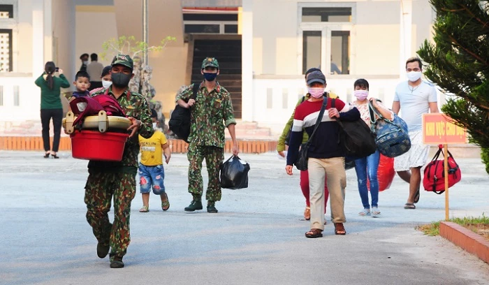 Lực lượng vũ trang tỉnh hỗ trợ người dân vận chuyển hành lý khi ra về