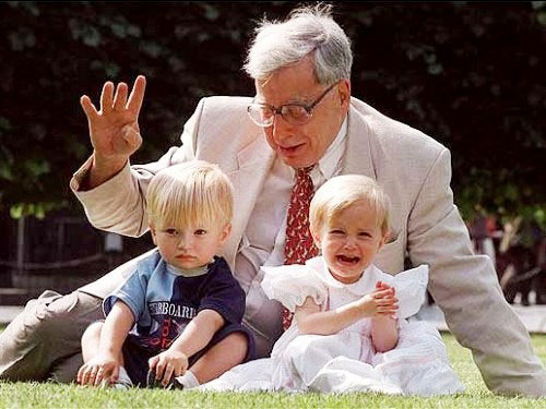 Ai là "cha đẻ" của phương pháp thụ tinh trong ống nghiệm?