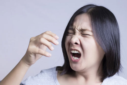 Theo quan niệm dân gian, 'nhảy mũi' 1 cái ám chỉ điều gì?