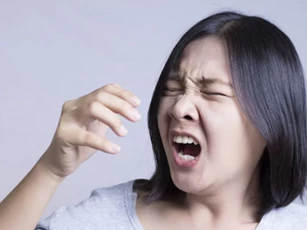 Theo quan niệm dân gian, 'nhảy mũi' 1 cái ám chỉ điều gì?