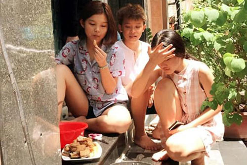 Con gái nuôi lần đầu nấu cơm cho Phi Nhung ăn nhưng tiếng la hét làm cô hết hồn