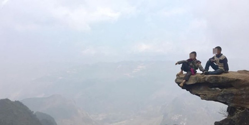 Xôn xao trước bức ảnh hai đứa trẻ vùng cao ngồi vắt vẻo trên mỏm đá, "thu tiền" du khách chụp ảnh