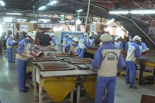 Nhiều ngành công nghiệp trọng điểm lao đao vì dịch COVID-19