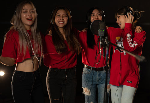 Dàn học trò của Đông Nhi khoe vẻ trẻ trung, xinh tươi