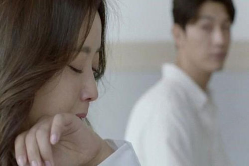 Trên đường đi đăng ký kết hôn với người mới thì gặp chồng cũ, anh gượng cười đưa tôi một túi đồ khiến tôi bật khóc ngay tại chỗ