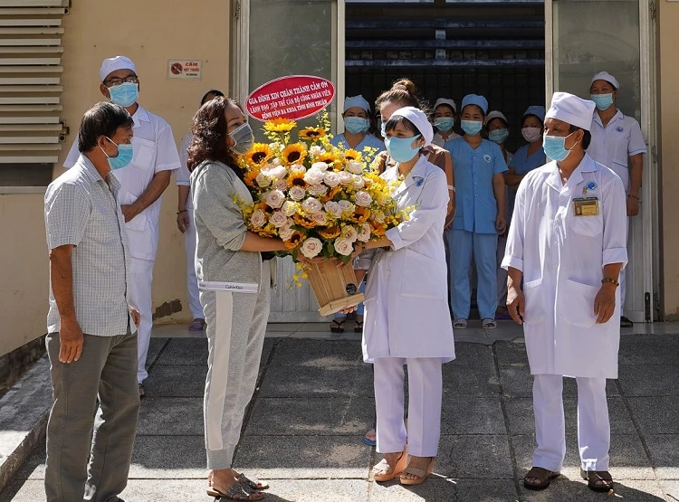 Đại diện các bệnh nhân nhiễm Covid-19 được chữa khỏi tặng hoa và cảm ơn các y, bác sĩ 
