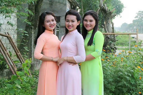 Bức ảnh 3 người phụ nữ mặc áo dài khiến cộng đồng mạng tranh cãi: "Ai là mẹ, ai là con?"