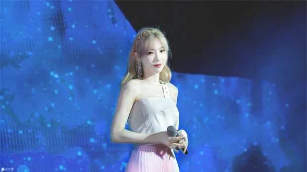 Gương mặt xinh xắn trời cho, lại có nước da trắng ngần nên Taeyeon 'quẩy' màu tóc nào cũng hợp 0