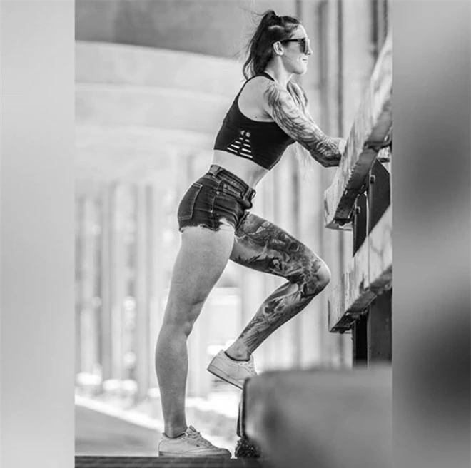 Hết hồn kiều nữ “xăm trổ hổ báo” nhất UFC mặc đồ "lộ liễu thấy hết" - 4