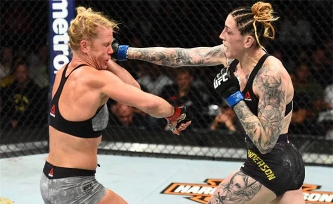 Hết hồn kiều nữ “xăm trổ hổ báo” nhất UFC mặc đồ &#34;lộ liễu thấy hết&#34; - 6