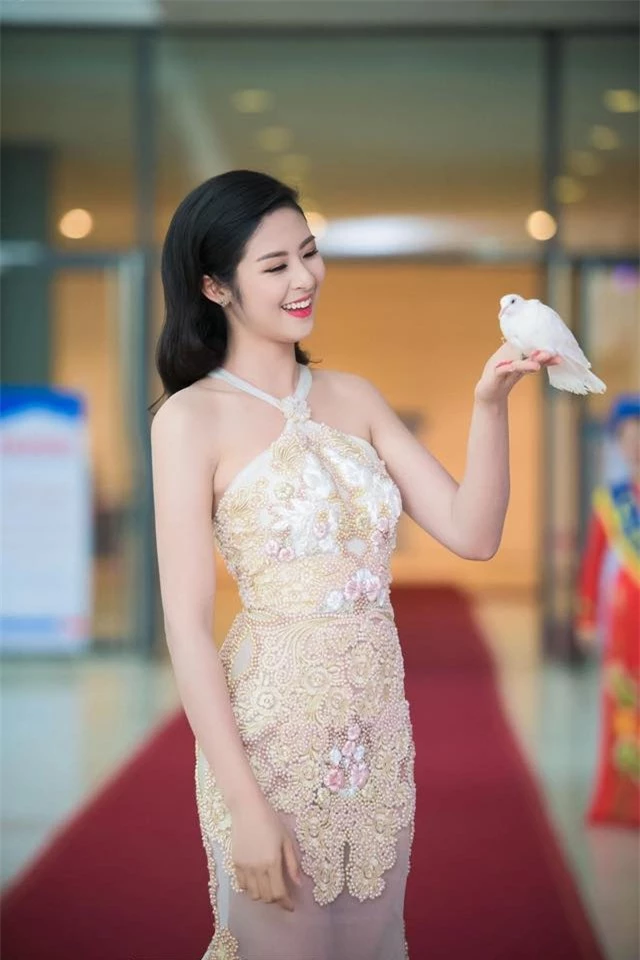 Hoa hậu Ngọc Hân gây “choáng” khi mạnh tay cắt tóc ngắn sau nhiều năm - 4