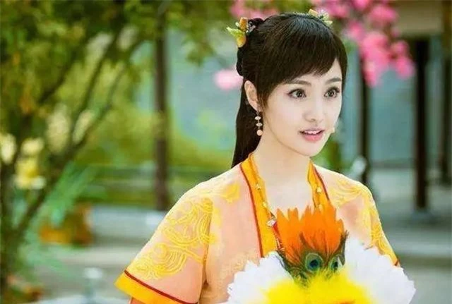 Mỹ nhân Hoa ngữ diện hoàng y cổ trang cũng thần thái xuất chúng thế này - Ảnh 2