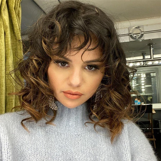 selena gomez ban ao thun, quyen gop tien chong covid-19 hinh 1