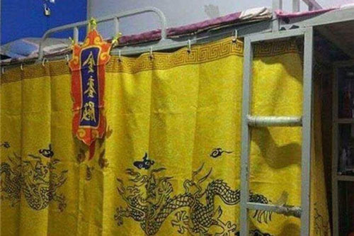 Nhát gan lại được bạn "tâm lý" mua cho rèm giường, lúc treo lên anh chàng được phen... hú hồn